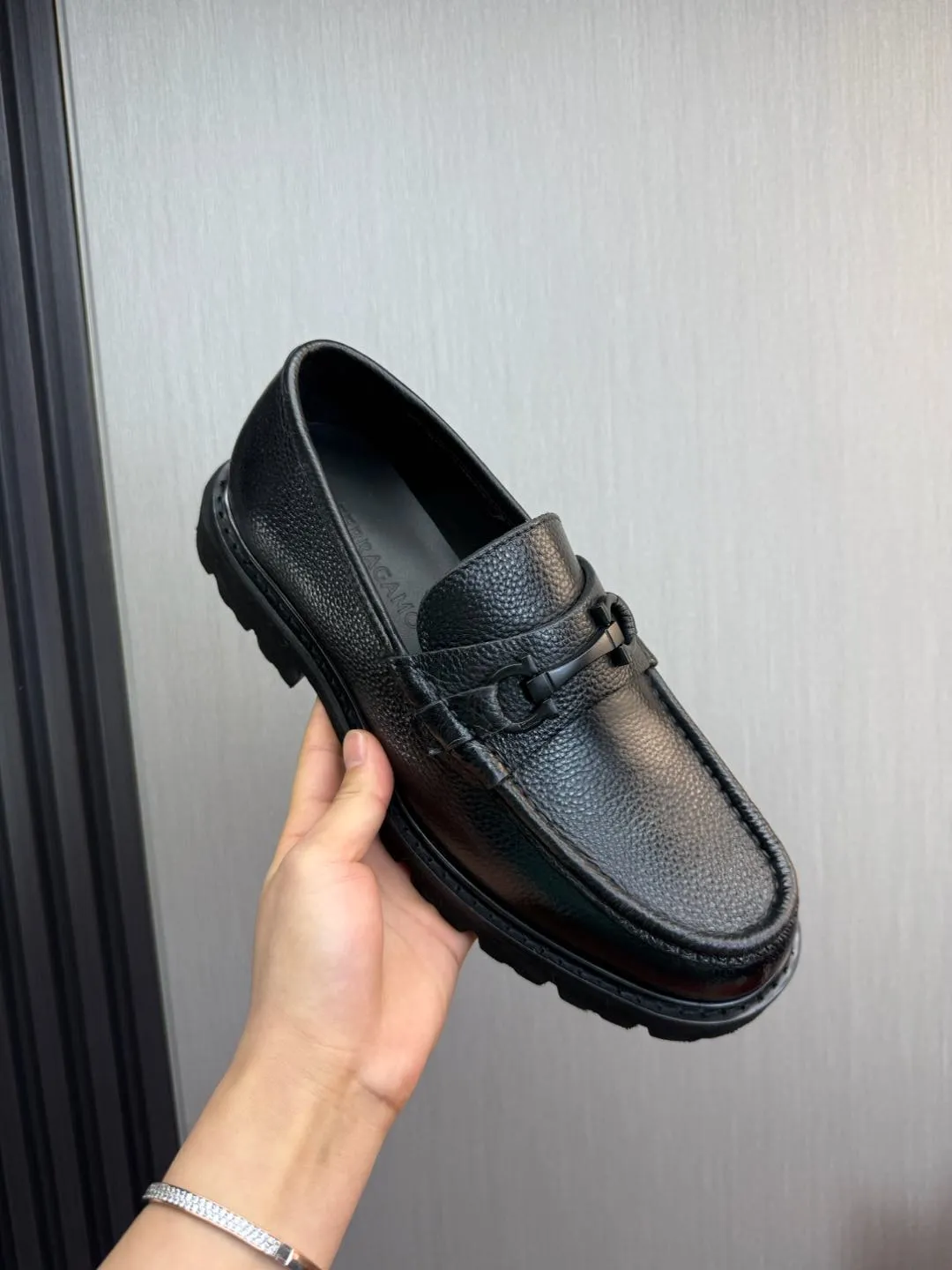 Men's shoes 💰880💰 Ferragamo. [Ferragamo] men's thick-soled loafers, the latest hot style, 1:1 original purchase quality, top quality, imported open-edge beaded cowhide leather on the upper, hand-made three-dimensional stitching highlights the round toe design, the inner foot pads are all imported cowhide, with original lightweight foam outsole, matching code 39-44, (38, 45 custom-made, non-refundable)